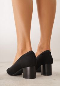 Renee - Czarne Strukturalne Czółenka VICES na Słupkowym Obcasie Abathise. Nosek buta: otwarty. Kolor: czarny. Materiał: skóra, materiał. Obcas: na obcasie. Wysokość obcasa: średni #5
