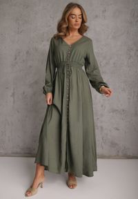 Renee - Zielona Sukienka z Lnem i Wiskozą o Rozkloszowanym Kroju z Ozdobnymi Guzikami Maitena. Okazja: na co dzień. Typ kołnierza: dekolt w kształcie V. Kolor: zielony. Materiał: wiskoza, len. Długość rękawa: długi rękaw. Typ sukienki: rozkloszowane. Styl: elegancki, casual #1