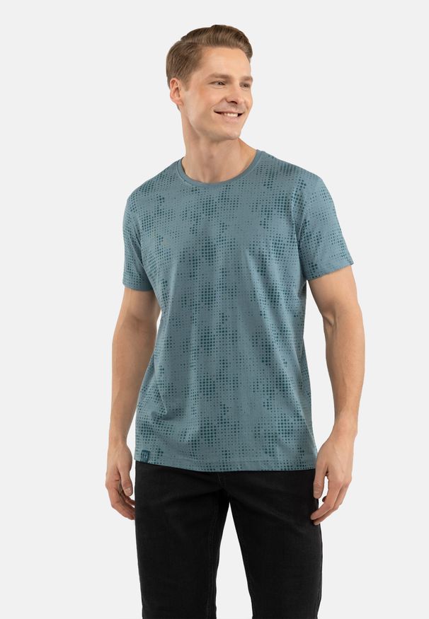 Volcano - T-shirt z nadrukiem all over T-MELL. Kolor: niebieski. Materiał: materiał, bawełna. Długość rękawa: krótki rękaw. Długość: krótkie. Wzór: nadruk. Styl: klasyczny