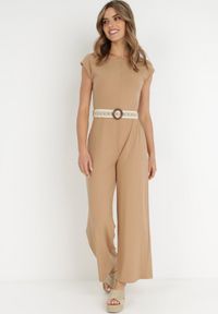 Born2be - Beżowy Kombinezon z Paskiem Thalaera. Kolor: beżowy. Materiał: prążkowany, dzianina. Długość rękawa: krótki rękaw. Długość: krótkie. Wzór: jednolity. Sezon: lato. Styl: boho #4