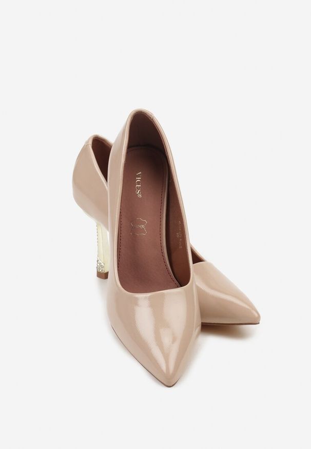 Renee - Beżowe Szpilki Lakierowane Vices ze Skórzaną Wkładką i Cyrkoniami Avadvire. Kolor: beżowy. Materiał: skóra, lakier. Obcas: na szpilce. Styl: klasyczny