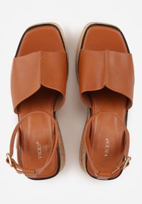 Renee - Brązowe Sandały z Klamerką VICES na Koturnie Stylizowanym na Drewniany Lynnoris. Okazja: na imprezę, na co dzień. Zapięcie: pasek. Kolor: brązowy. Sezon: lato. Obcas: na koturnie. Styl: boho, casual #3