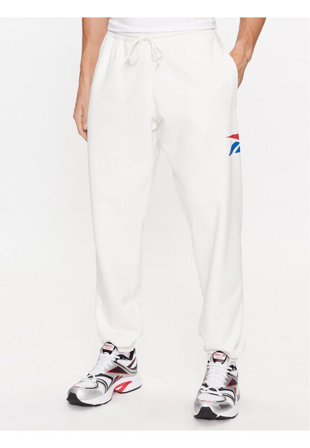 Reebok Spodnie dresowe Classics Brand Proud HY7158 Biały Regular Fit. Kolor: biały. Materiał: bawełna