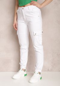 Renee - Białe Spodnie Cargo Theopheira. Kolor: biały. Materiał: materiał, bawełna. Długość: krótkie. Wzór: jednolity, aplikacja #5