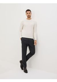 Reserved - Wełniany sweter o warkoczowym splocie - złamana biel. Materiał: wełna. Wzór: ze splotem