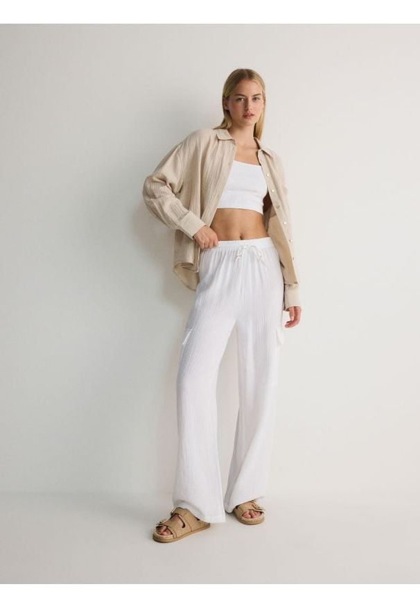 Reserved - Spodnie z bawełny muślinowej - biały. Kolor: biały. Materiał: bawełna