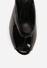 Renee - Czarne Klapki Peep Toe na Szpilce z Lakierowanym Połyskiem Sharvyra. Nosek buta: otwarty. Kolor: czarny. Materiał: lakier. Obcas: na szpilce. Wysokość obcasa: średni #8