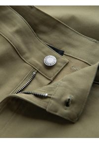 Ombre Clothing - Męskie spodnie cargo STRAIGHT LEG z kieszeniami zapinanymi na zamek – oliwkowe V2 - Rozmiar: XL. Kolor: oliwkowy. Materiał: bawełna, elastan, materiał. Styl: elegancki