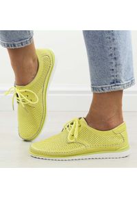 Cytrynowe skórzane ażurowe półbuty damskie T.Sokolski W26-01. Okazja: na spacer, na co dzień. Nosek buta: okrągły. Kolor: żółty. Materiał: skóra. Szerokość cholewki: normalna. Wzór: ażurowy. Sezon: wiosna, lato. Styl: casual, elegancki #1