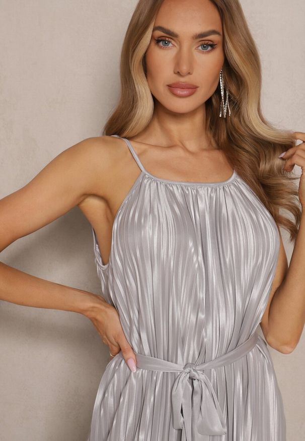 Renee - Szara Sukienka Plisowana z Paskiem w Talii na Cienkich Ramiączkach Wasea. Okazja: na co dzień. Typ kołnierza: dekolt kwadratowy. Kolor: szary. Materiał: jeans. Długość rękawa: na ramiączkach. Typ sukienki: plisowane. Styl: casual, elegancki