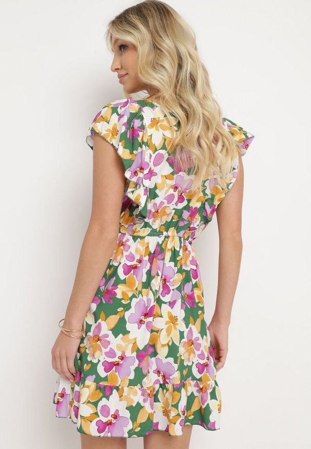 Born2be - Zielono-Różowa Rozkloszowana Sukienka z Bawełny w Kwiaty z Gumką w Talii z Falbankami Nelsara. Okazja: na co dzień. Typ kołnierza: kołnierz z falbankami. Kolor: zielony. Materiał: bawełna. Długość rękawa: krótki rękaw. Wzór: kwiaty. Sezon: lato. Styl: casual