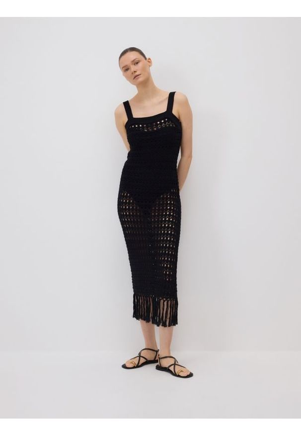 Reserved - Długa narzutka plażowa z frędzlami - czarny. Okazja: na plażę. Kolor: czarny. Materiał: dzianina, bawełna. Długość: długie. Wzór: ażurowy