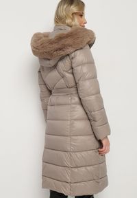 Born2be - Beżowa Pikowana Kurtka o Długim Kroju z Odpinanym Kapturem z Futerkiem i Paskiem oleti. Okazja: na spacer, na co dzień. Kolor: beżowy. Materiał: futro. Długość: długie. Sezon: zima. Styl: elegancki, casual, klasyczny #4