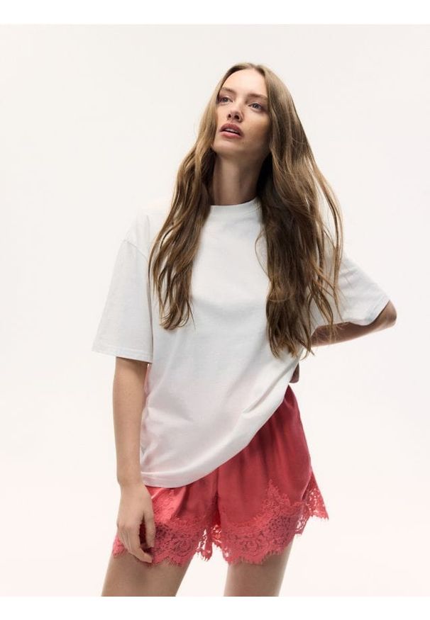 Reserved - Bawełniany t-shirt oversize - biały. Kolor: biały. Materiał: bawełna