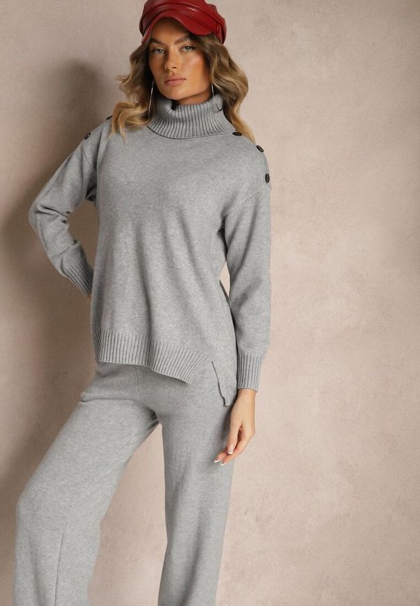 Renee - Szary Komplet z Wiskozą i Modalem Spodnie o Szerokim Kroju i Golf Ozdobiony Guzikami Sassifra. Kolor: szary. Materiał: wiskoza. Wzór: aplikacja