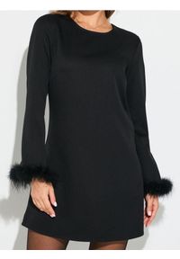 Sinsay - Sukienka mini z ozdobnym futerkiem - czarny. Kolor: czarny. Materiał: futro. Długość: mini #1