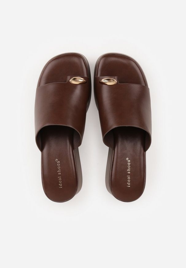 Renee - Brązowe Klapki Japonki na Koturnie w Stylu Drewniaków Triaqueena. Kolor: brązowy. Materiał: jeans, koronka. Wzór: aplikacja. Sezon: lato. Obcas: na koturnie