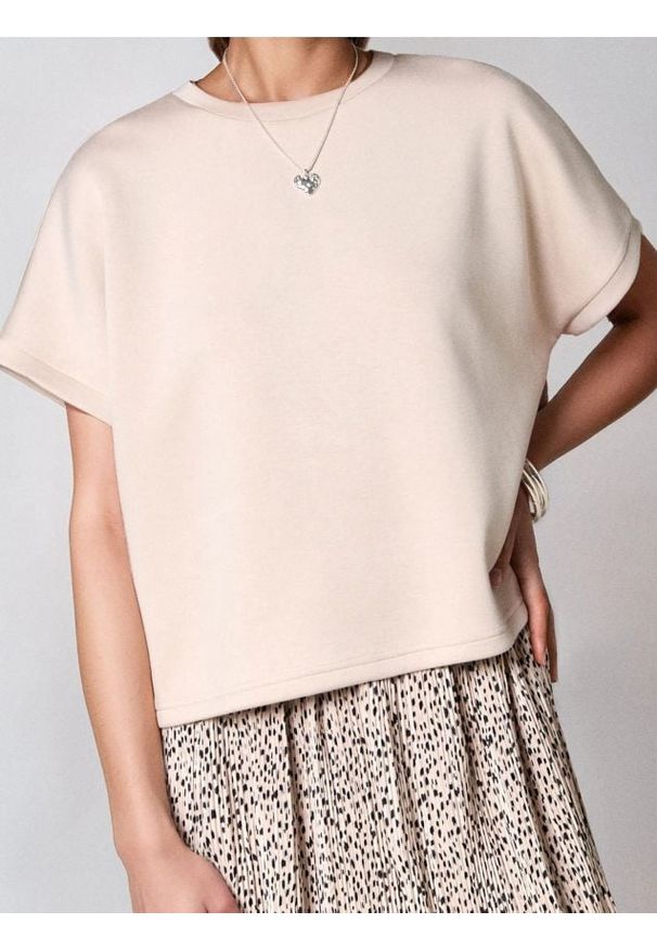 Sinsay - Bluza z krótkim rękawem soft touch - beżowy. Kolor: beżowy. Materiał: dzianina, wiskoza. Długość rękawa: krótki rękaw. Długość: krótkie