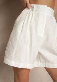 Renee - Białe Basicowe Szorty High Waist Nitavea. Okazja: na co dzień. Stan: podwyższony. Kolor: biały. Styl: elegancki, casual #5
