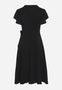 Born2be - Czarna Rozkloszowana Sukienka Kopertowa z Wiązaniem w Talii Dannila. Kolor: czarny. Wzór: aplikacja. Typ sukienki: kopertowe #6