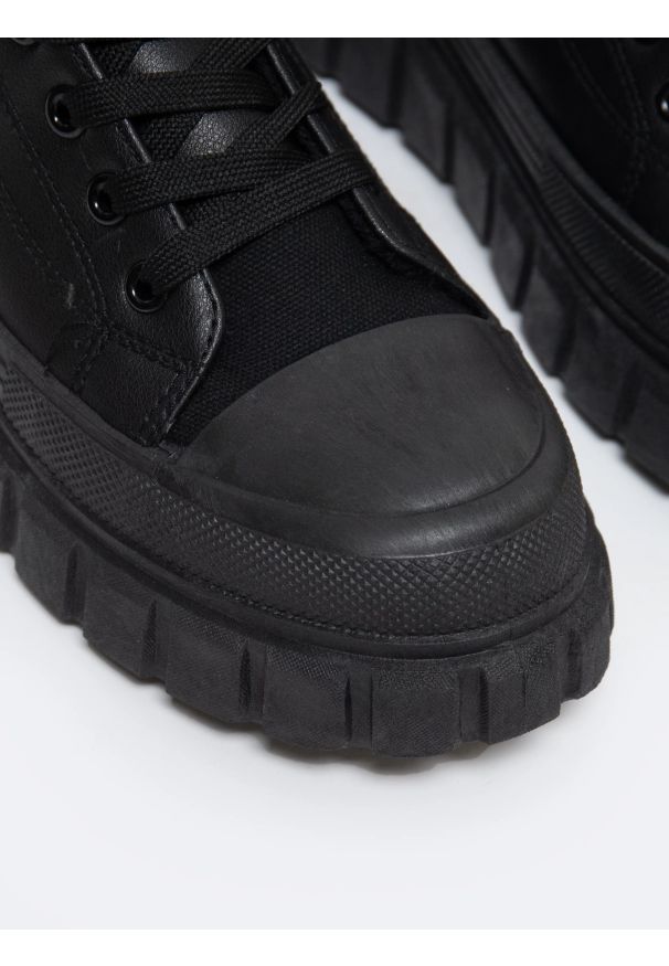 Big-Star - Trampki damskie wysokie czarne MM274625 906. Zapięcie: sznurówki. Kolor: czarny. Materiał: skóra ekologiczna. Szerokość cholewki: normalna. Obcas: na platformie. Styl: klasyczny, elegancki