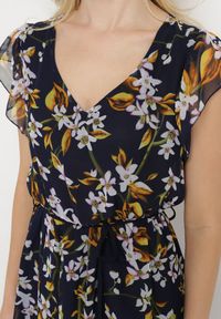 Born2be - Granatowa Sukienka Gobney. Kolor: niebieski. Materiał: tkanina, wiskoza, materiał. Długość rękawa: krótki rękaw. Wzór: kwiaty. Długość: midi #4