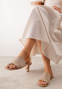 Renee - Ciemnobeżowe Płaskie Klapki VICES z Paskiem na Duży Palec i Metaliczną Ozdobą Nesassea. Okazja: na co dzień. Kolor: beżowy. Materiał: len, zamsz. Wzór: aplikacja. Sezon: lato. Styl: boho, elegancki, casual #1