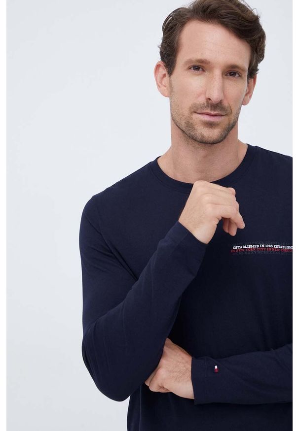 TOMMY HILFIGER - Tommy Hilfiger longsleeve bawełniany kolor granatowy z nadrukiem. Kolor: niebieski. Materiał: bawełna. Długość rękawa: długi rękaw. Długość: długie. Wzór: nadruk. Styl: klasyczny