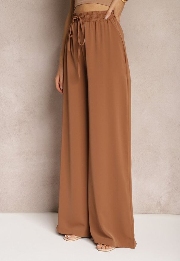 Renee - Brązowe Szerokie Spodnie High Waist z Gumką w Talii i Regulowanym Troczkiem Ekalea. Okazja: na co dzień. Stan: podwyższony. Kolor: brązowy. Styl: elegancki, casual