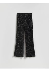Reserved - Cekinowe spodnie - czarny. Kolor: czarny. Materiał: dzianina #1