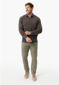 Volcano - Spodnie chinosy khaki R-PARKS. Kolekcja: plus size. Kolor: brązowy. Materiał: tkanina, materiał. Wzór: aplikacja, ze splotem. Styl: klasyczny #1
