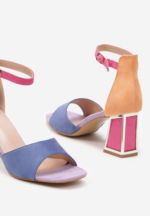 Born2be - Niebiesko-Różowowe Sandały z Imitacji Skóry na Słupku z Metalicznym Akcentem Zapinane na Sprzączkę Liannesa. Okazja: na co dzień. Zapięcie: sprzączka. Kolor: niebieski. Materiał: skóra. Wzór: aplikacja. Obcas: na słupku. Styl: casual