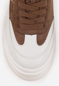 Born2be - Brązowo-Białe Sneakersy Vices na Platformie Zdobione Okrągłą Aplikacją Wodvire. Okazja: na co dzień, na spacer. Nosek buta: okrągły. Kolor: brązowy. Materiał: jeans. Szerokość cholewki: normalna. Wzór: aplikacja. Obcas: na platformie. Sport: turystyka piesza #5