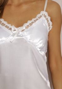 Renee - Biała Koszula Nocna Ismano. Kolor: biały. Materiał: satyna, koronka, tkanina. Wzór: aplikacja, koronka