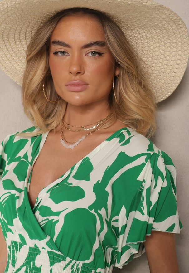 Renee - Zielona Kopertowa Wiskozowa Sukienka Rozkloszowana z Abstrakcyjnym Wzorem Rallevia. Okazja: na spacer, na co dzień. Kolor: zielony. Materiał: wiskoza. Typ sukienki: kopertowe. Styl: casual