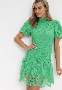 Born2be - Zielona Koronowa Sukienka ze Stójką i Bufiastym Rękawem Suminori. Typ kołnierza: kołnierzyk stójkowy. Kolor: zielony. Materiał: koronka. Długość: mini #3