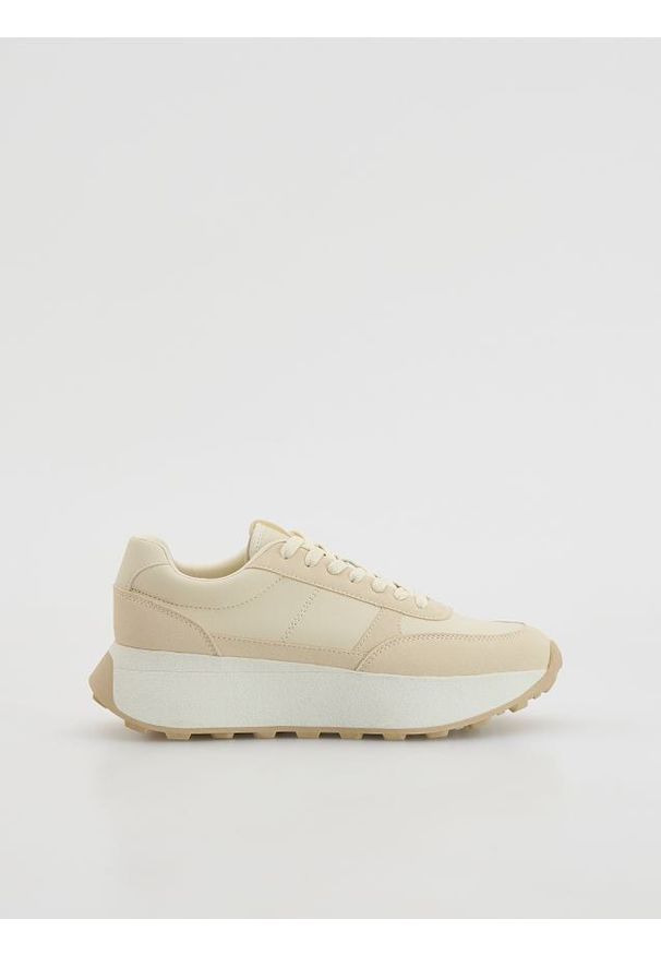 Reserved - Sneakersy na szerokiej podeszwie - biały. Kolor: biały. Materiał: materiał
