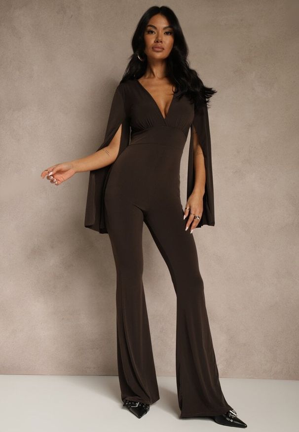 Renee - Brązowy Dopasowany Kombinezon z Rozkloszowanymi Rękawami i Głębokim Dekoltem Andrika. Kolor: brązowy. Styl: street