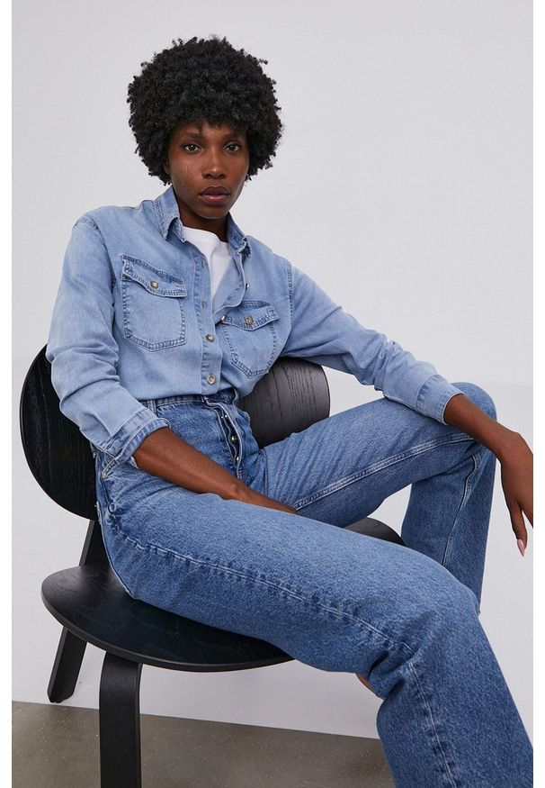 Answear Lab Koszula jeansowa damska regular z kołnierzykiem klasycznym. Okazja: na co dzień. Typ kołnierza: kołnierzyk klasyczny. Kolor: niebieski. Materiał: jeans. Styl: wakacyjny, klasyczny