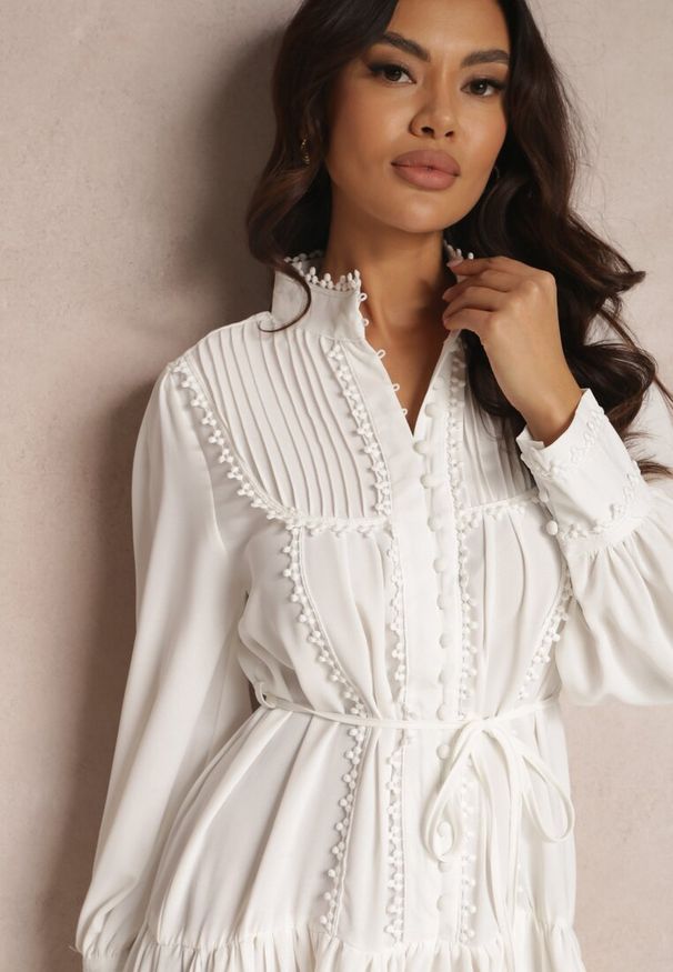 Renee - Biała Koszulowa Sukienka z Ażurowymi Tasiemkami i Stójką Chehi. Typ kołnierza: kołnierzyk stójkowy. Kolor: biały. Wzór: ażurowy. Typ sukienki: koszulowe. Styl: retro