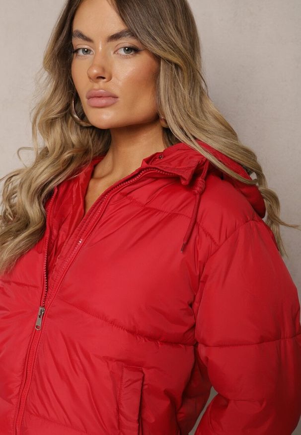 Renee - Czerwona Kurtka Pikowana Wykończona Kapturem Aviatoria. Okazja: do pracy. Kolor: czerwony. Materiał: dzianina, jeans