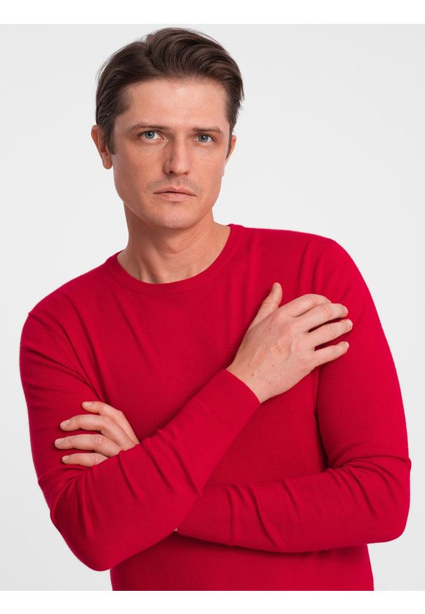 Ombre Clothing - Męski klasyczny sweter z wiskozą BASIC z okrągłym dekoltem – czerwony V5 - Rozmiar: M. Okazja: do pracy, na co dzień, na spotkanie biznesowe. Kolor: czerwony. Materiał: wiskoza. Wzór: gładki. Styl: klasyczny