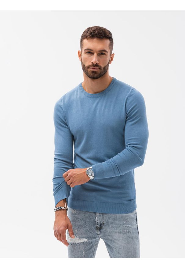 Ombre Clothing - Sweter męski klasyczny z wiskozą BASIC z okrągłym dekoltem – błękitny V10. Okazja: do pracy, na co dzień, na spotkanie biznesowe. Kolor: niebieski. Materiał: wiskoza. Wzór: gładki. Styl: klasyczny
