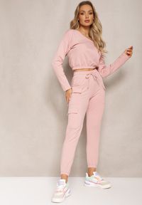 Renee - Różowy Komplet Dresowy Bluza Cropped i Spodnie z Kieszeniami Cargo Xerlesa. Kolor: różowy. Materiał: dresówka