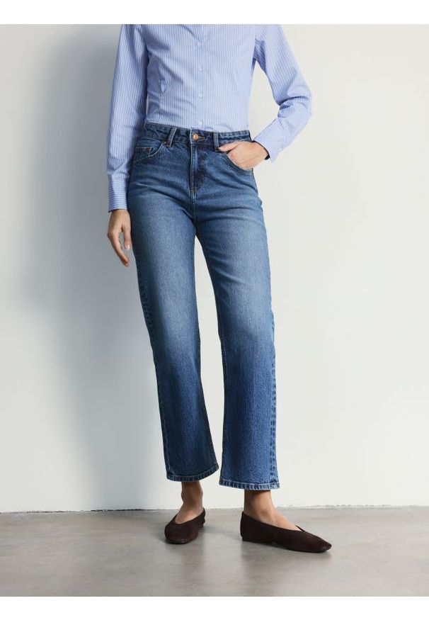 Reserved - Jeansy straight z krótszą nogawką - granatowy. Kolor: niebieski. Długość: krótkie