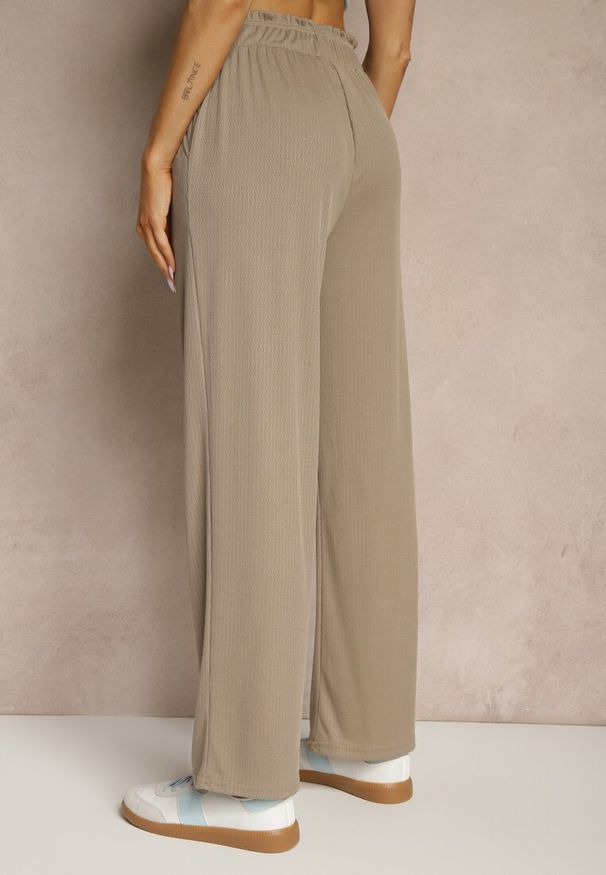 Renee - Ciemnobeżowe Spodnie High Waist o Fasonie Paper Bag z Gumką w Talii Lunalitia. Okazja: na co dzień. Stan: podwyższony. Kolor: beżowy. Wzór: aplikacja. Styl: casual, elegancki