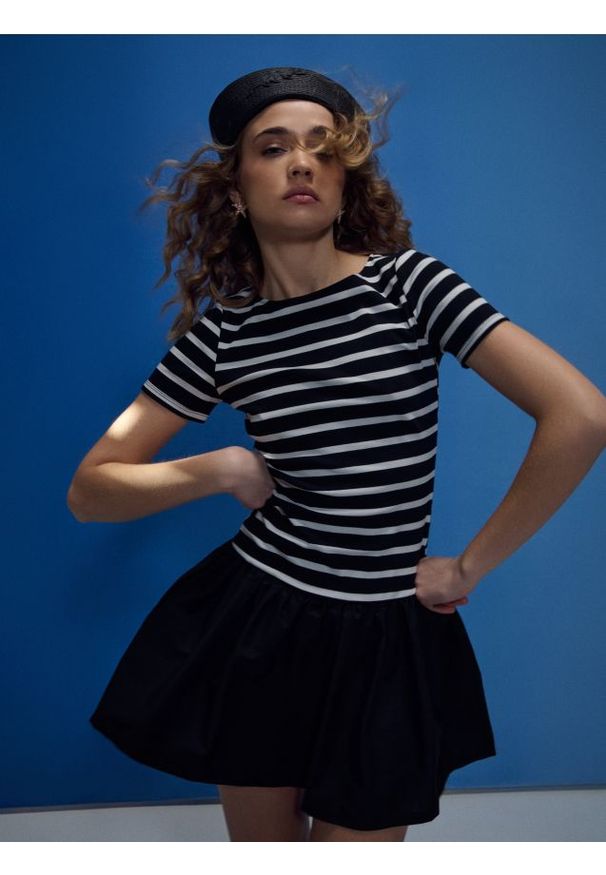 Sinsay - Sukienka mini z obniżoną talią z łączonych materiałów - wielobarwny. Materiał: materiał. Długość: mini