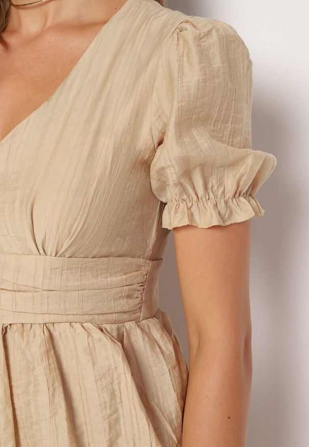 Born2be - Beżowa Sukienka o Rozkloszowanym Kroju z Bufiastymi Rękawami i Falbankami Elfea. Typ kołnierza: kołnierz z falbankami. Kolor: beżowy. Materiał: włókno. Styl: klasyczny