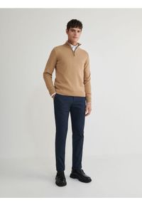 Reserved - Spodnie chino slim fit - granatowy. Kolor: niebieski. Materiał: tkanina, bawełna