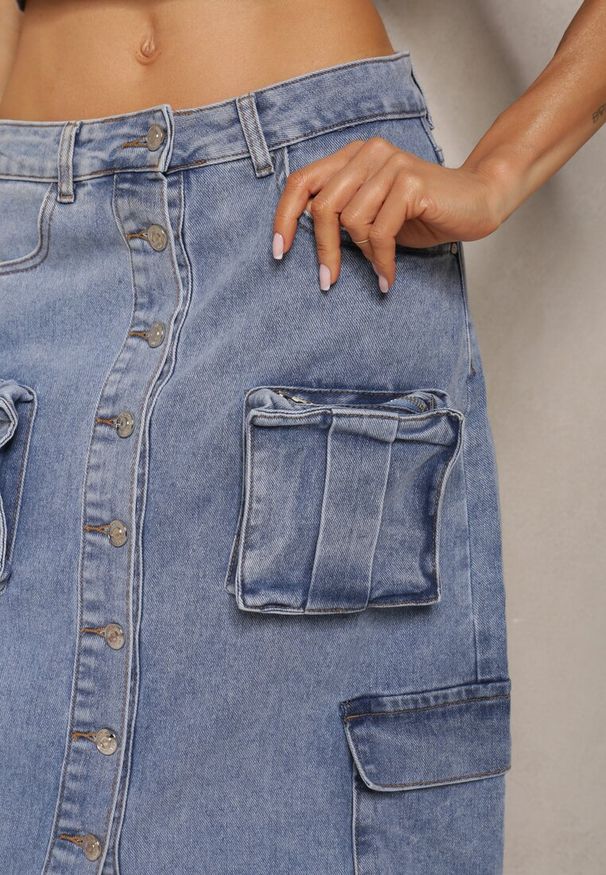 Renee - Niebieska Casualowa Jeansowa Spódnica High Waist Ozdobiona z Przodu Guzikami i Kieszeniami z Klapami Teriara. Okazja: na co dzień. Stan: podwyższony. Kolor: niebieski. Materiał: jeans. Wzór: aplikacja. Styl: casual